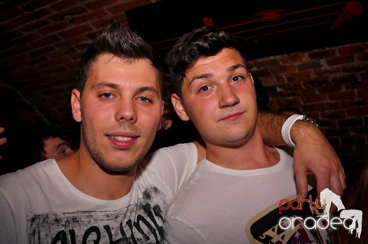 Vineri noaptea în Club Escape, 