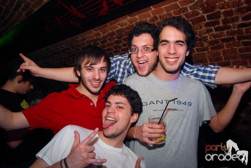 Vineri noaptea în Club Escape, 