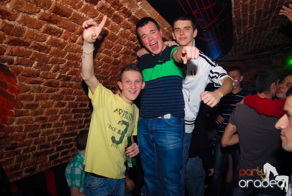 Vineri noaptea în Club Escape, 