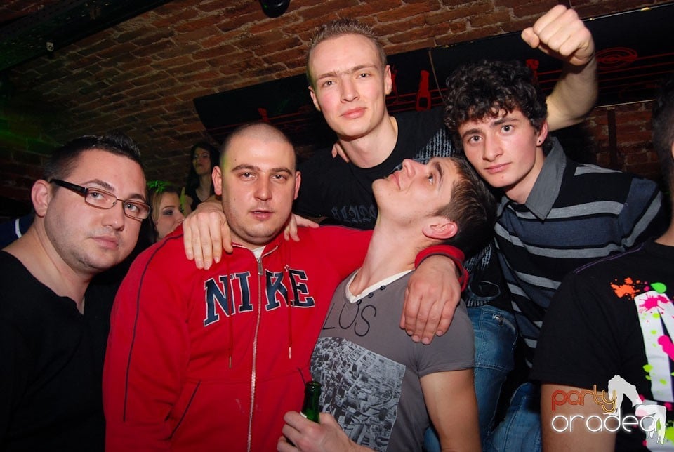 Vineri noaptea în Club Escape, 