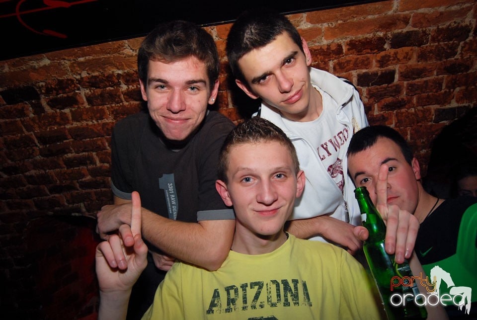 Vineri noaptea în Club Escape, 