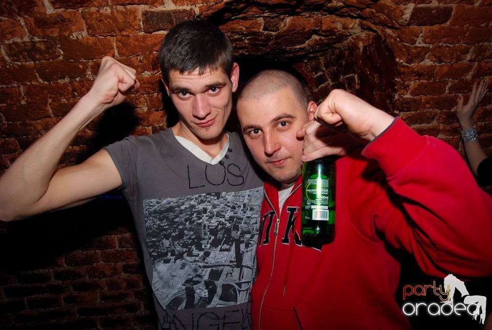 Vineri noaptea în Club Escape, 