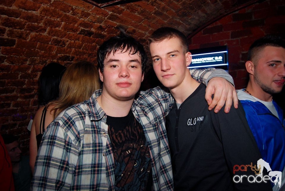 Vineri noaptea în Club Escape, 