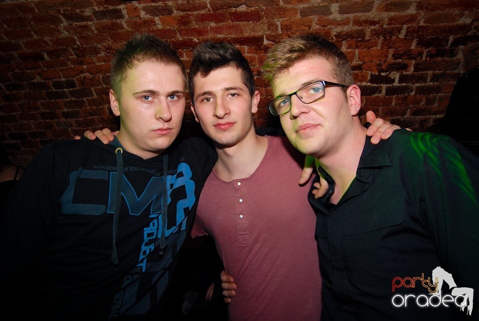 Vineri noaptea în Club Escape, 