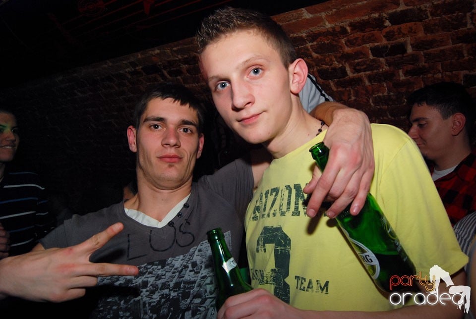 Vineri noaptea în Club Escape, 