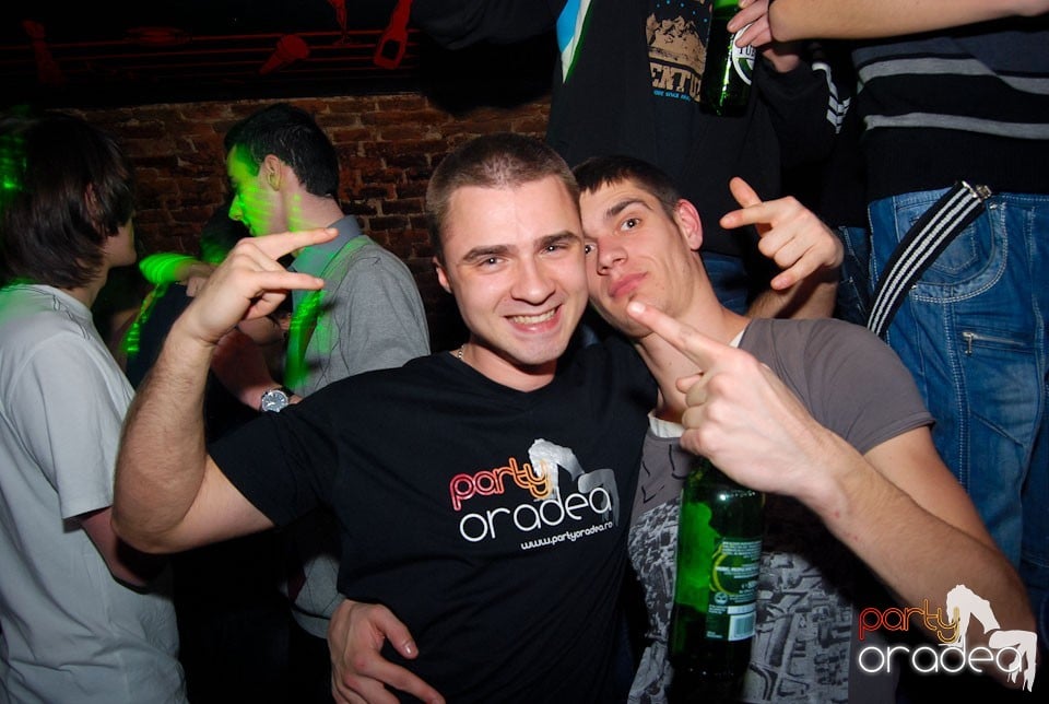 Vineri noaptea în Club Escape, 