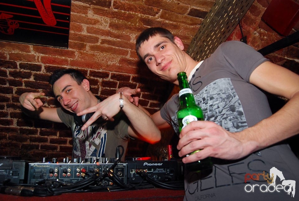 Vineri noaptea în Club Escape, 