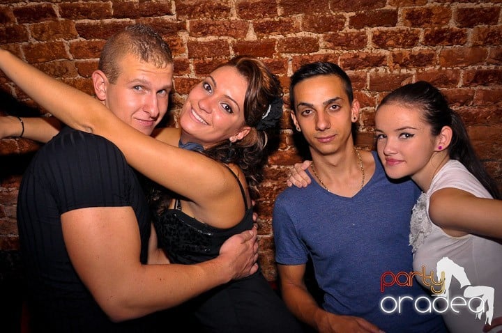 Vineri noaptea în Club Escape, 