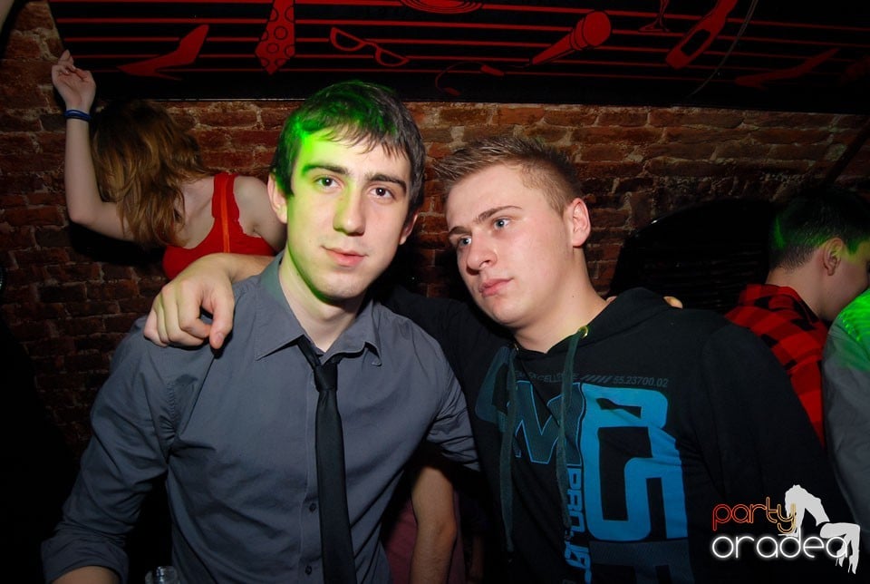 Vineri noaptea în Club Escape, 