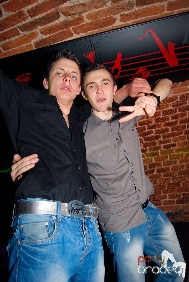 Vineri noaptea în Club Escape, 