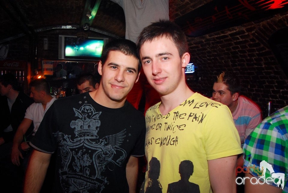 Vineri noaptea în Club Escape, 