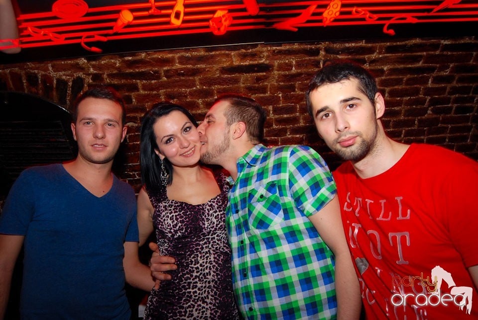 Vineri noaptea în Club Escape, 