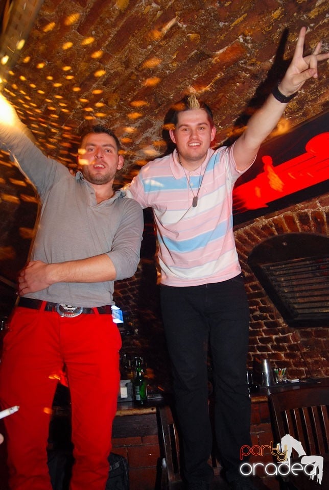 Vineri noaptea în Club Escape, 