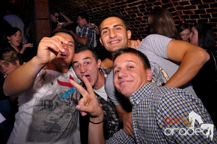 Vineri noaptea în Club Escape, 