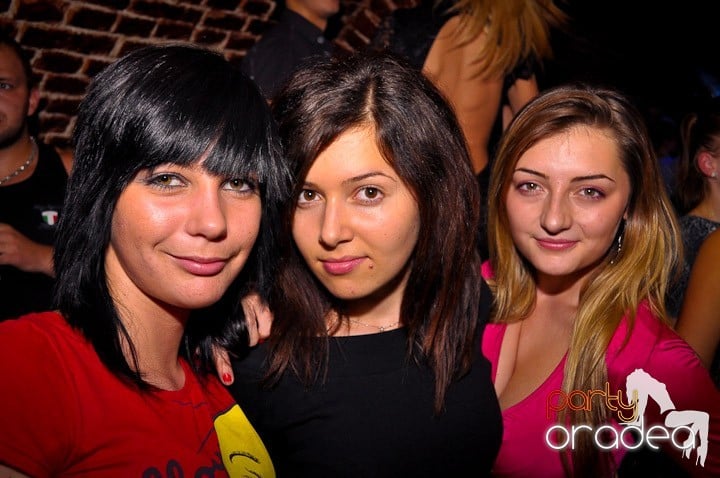 Vineri noaptea în Club Escape, 