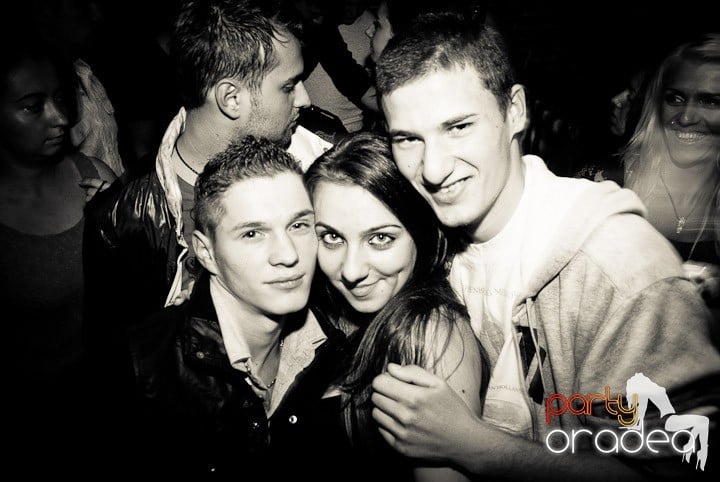 Vineri noaptea în Club Escape, 