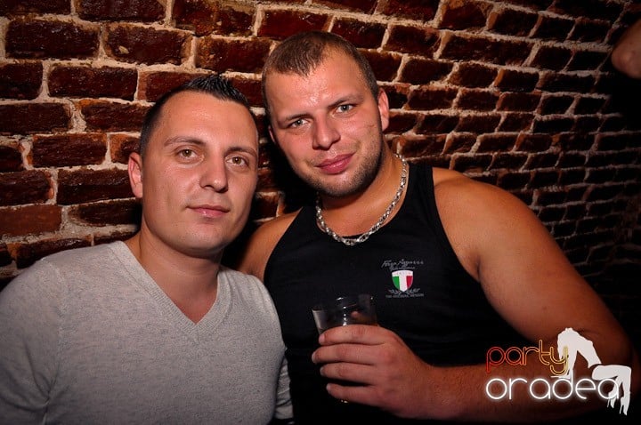 Vineri noaptea în Club Escape, 