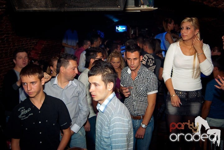 Vineri noaptea în Club Escape, 