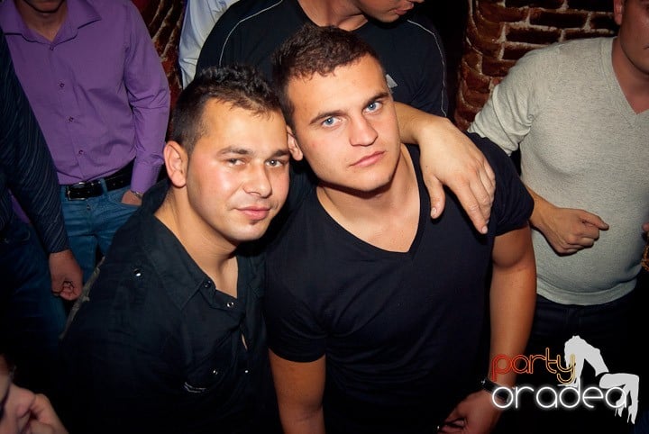 Vineri noaptea în Club Escape, 