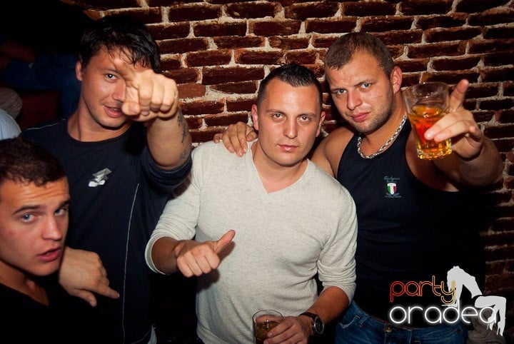 Vineri noaptea în Club Escape, 