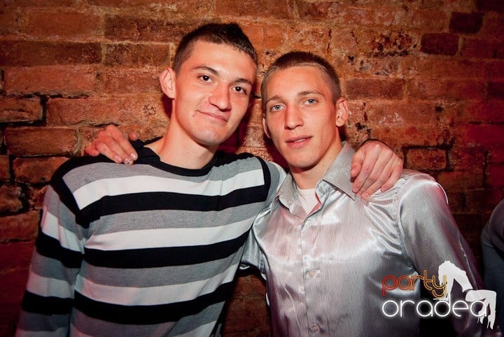 Vineri noaptea în Club Escape, 