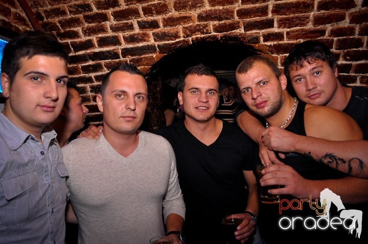 Vineri noaptea în Club Escape, 