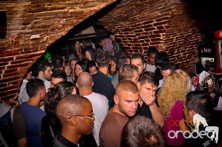 Vineri noaptea în Club Escape, 