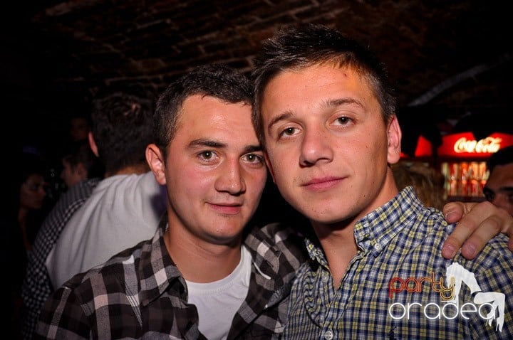 Vineri noaptea în Club Escape, 