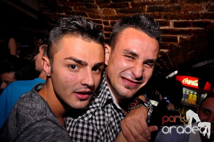 Vineri noaptea în Club Escape, 