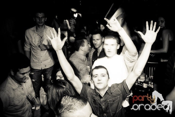 Vineri noaptea în Club Escape, 