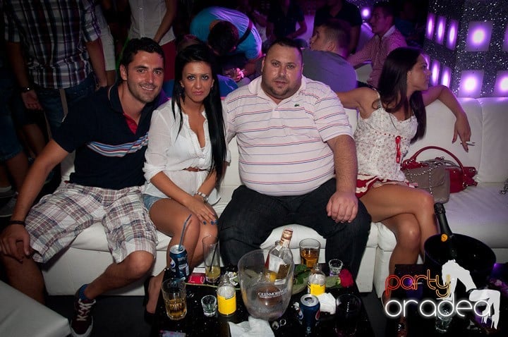 Vineri noaptea în Club Life, 