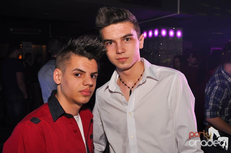 Vineri noaptea în Club Life, 