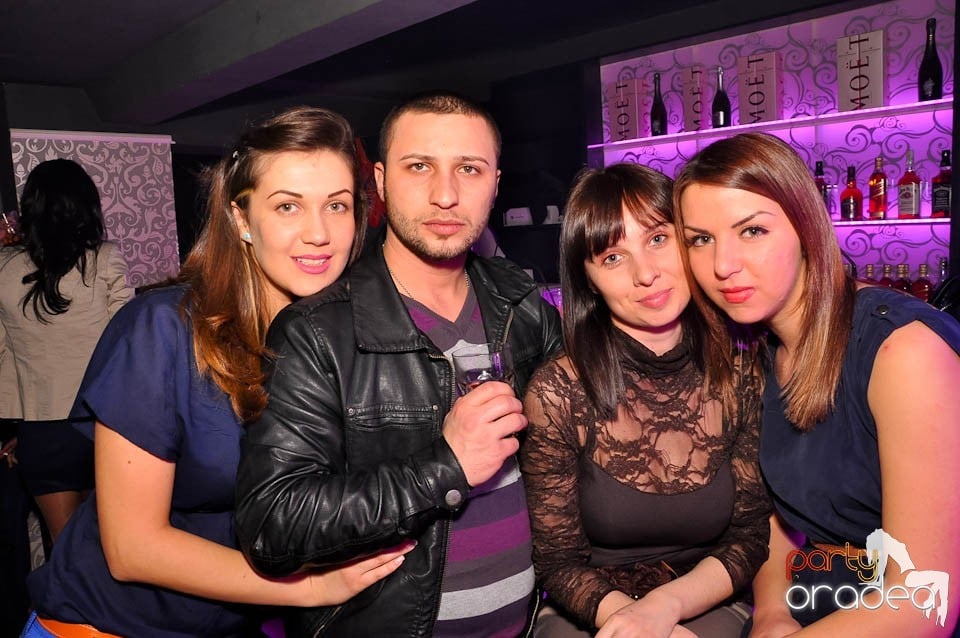 Vineri noaptea în Club Life,