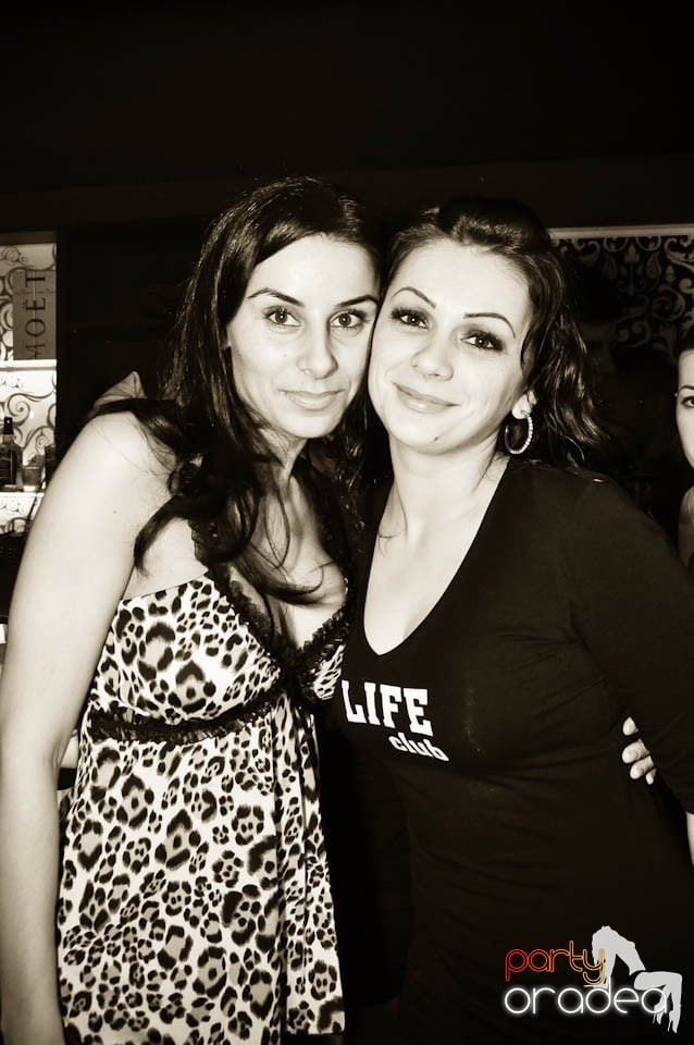 Vineri noaptea în Club Life,