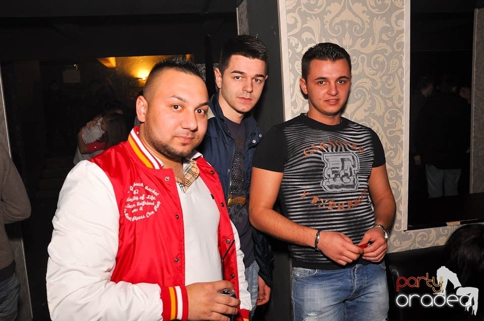 Vineri noaptea în Club Life,