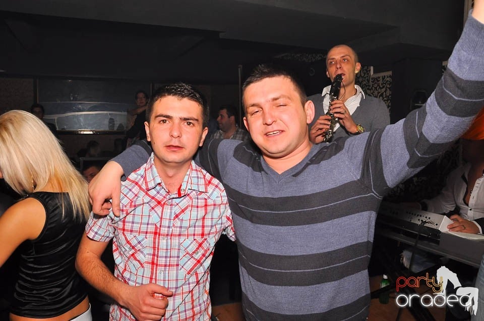 Vineri noaptea în Club Life,