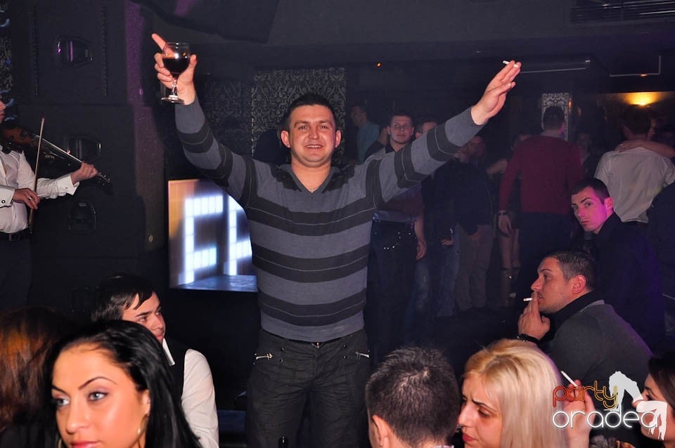 Vineri noaptea în Club Life,