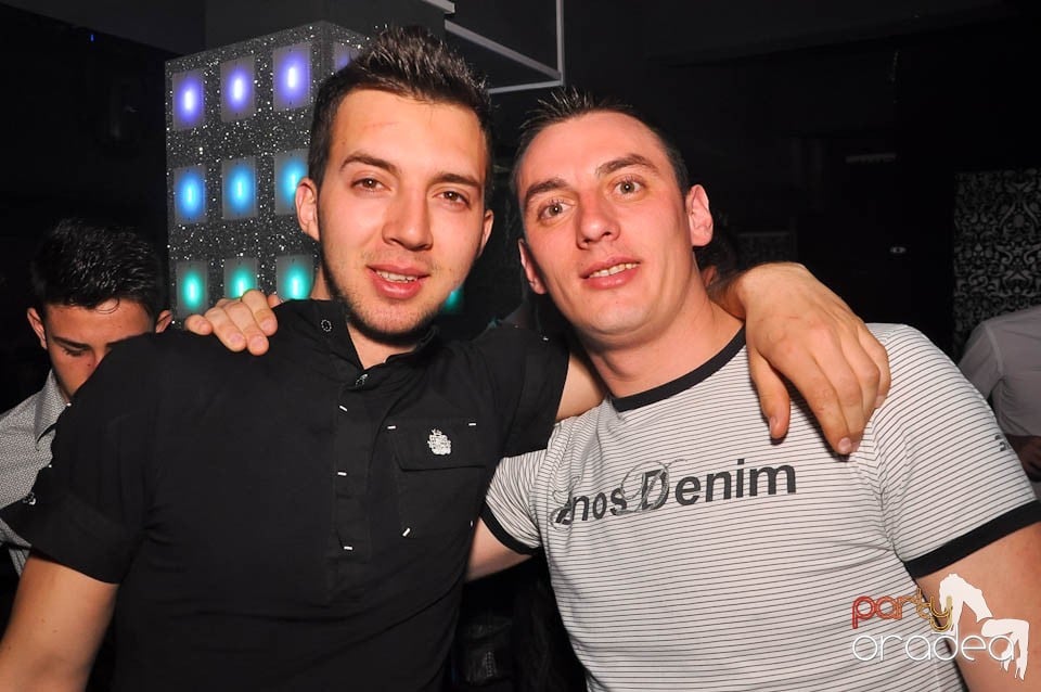 Vineri noaptea în Club Life,