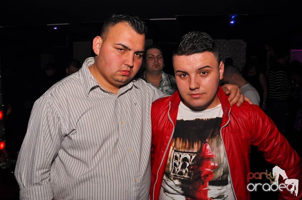 Vineri noaptea în Club Life,