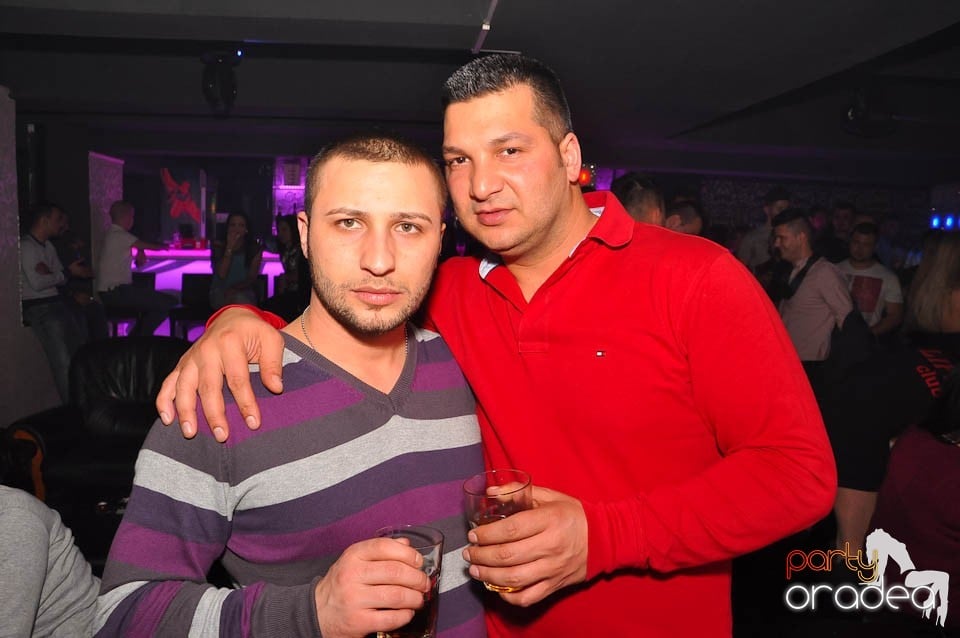 Vineri noaptea în Club Life,