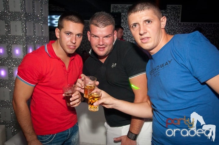 Vineri noaptea în Club Life, 