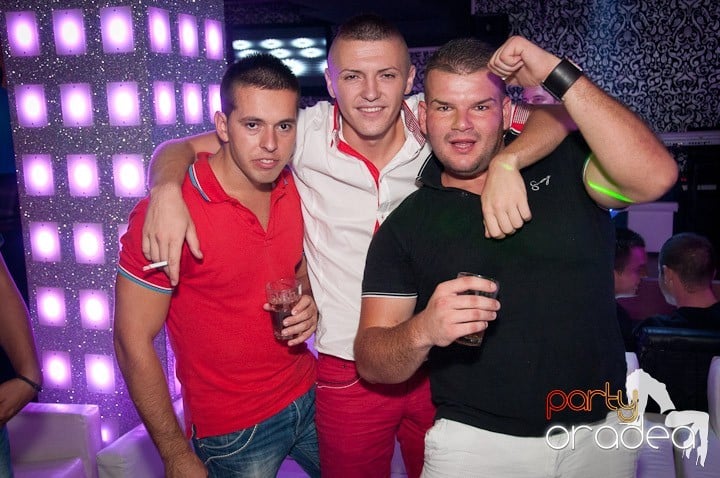 Vineri noaptea în Club Life, 