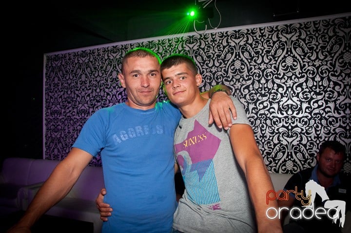 Vineri noaptea în Club Life, 