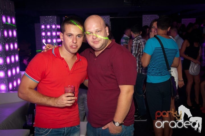 Vineri noaptea în Club Life, 