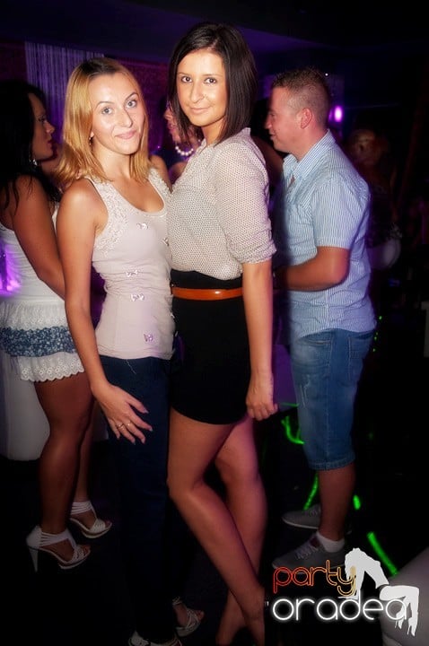 Vineri noaptea în Club Life, 