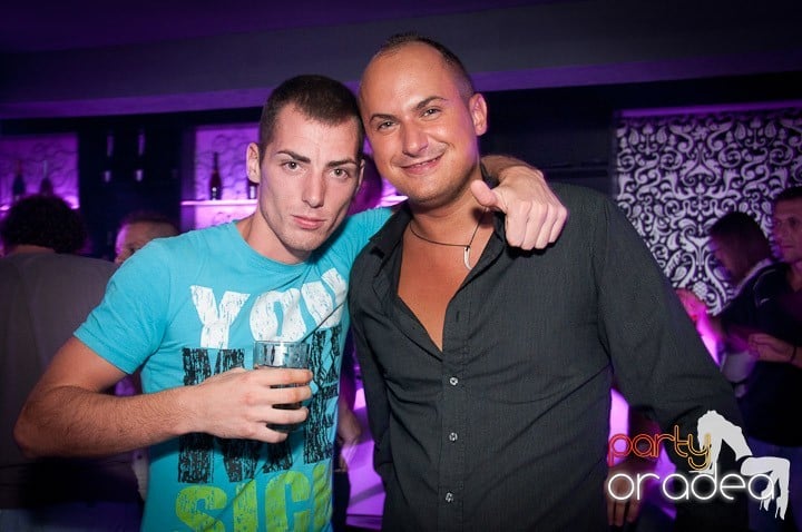 Vineri noaptea în Club Life, 