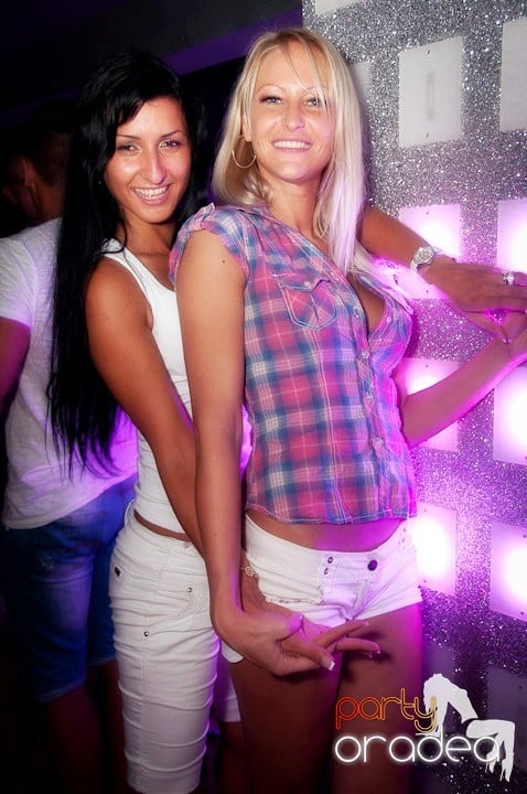 Vineri noaptea în Club Life, 