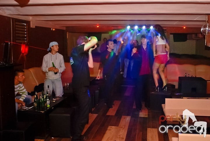 Vineri noaptea în Club Seven, 