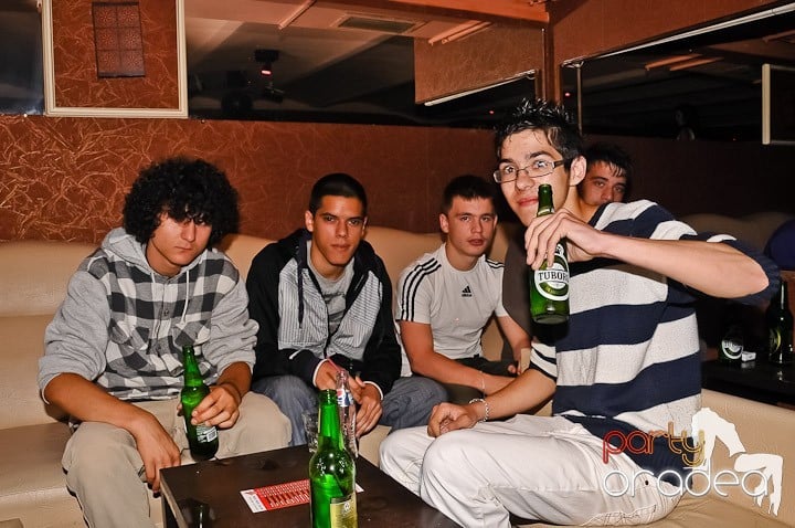 Vineri noaptea în Club Seven, 