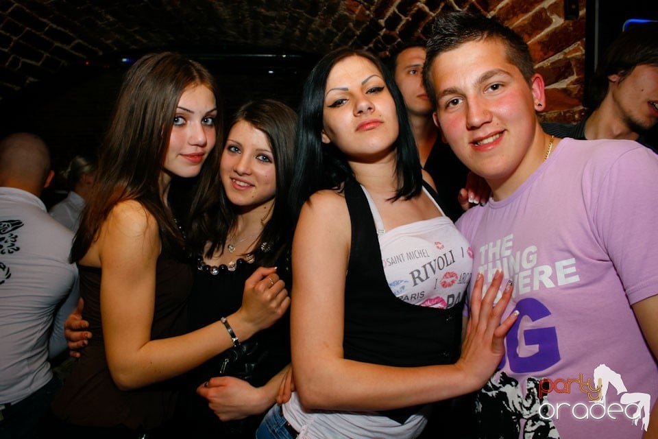 Vineri noaptea în Escape Club, 